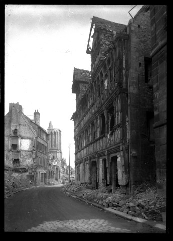 Château, ruines rue de Geôle et rue des Teinturiers ; déblaiement rue Gémare (photos n°17 à 27).