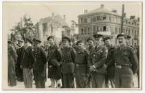 Caen : cérémonies devant le monument aux morts de la place Foch en 1945 (les officiels militaires alliés, le 8 mai 1945 ; le général Koenig, le 18 juillet 1945)