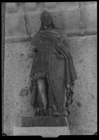 Statue de Richard III sur le socle de la statue de Guillaume le Conquérant à Falaise (plaque n°4)
