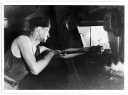 Un soldat allemand approvisionne la chaufferie (photo 175)