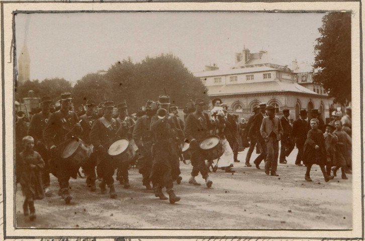 Défilé militaire sur la place Gambetta devant l'Hôtel de la préfecture à Caen (photo n°3) et sur la place du Parc (photo n°75) ; manœuvres et défilés militaires, place du lycée et devant le palais Fontette (photos n°87 et 88)