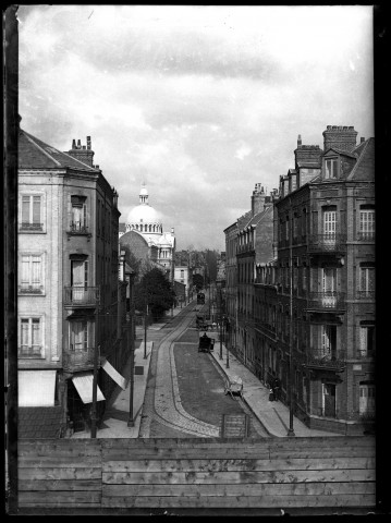 Le Havre : arrivée ou départ de navires civils et militaires, travaux du port, rue Gustave Cazavan (photos n° 14 à 25, 39)
