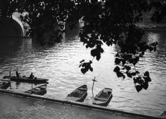Bernay : barques quai de la Charentonne, enseigne Kodak (photos n°819 à 821)