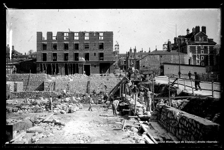 Travaux de reconstruction d'immeubles en briques à l'angle de la rue Henry-Chéron et de la place Thiers (photos n°571, 1216, 322, 836, 873, 480, 377, 371 et 374.