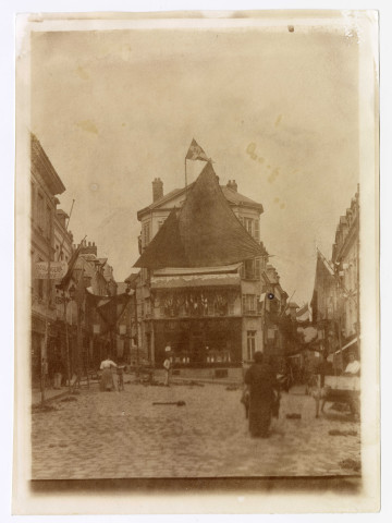 Place Hamelin et rue Dauphin à Honfleur durant les Fêtes du couronnement de Notre-Dame de Grâce en juin 1913 (photos n°1 et 2)