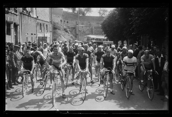 Courses cyclistes ("avenue Bellavoine Bernard") à Lisieux (photos n°8312, 8314 à 8316, 8318, 8319, 8328 et 8329)