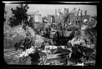 Chantiers de reconstruction de Condé-sur-Noireau, ruines, baraquements provisoires en forme de tonneaux, ouvriers (photos n°315 à 330 ; 342 à 344)