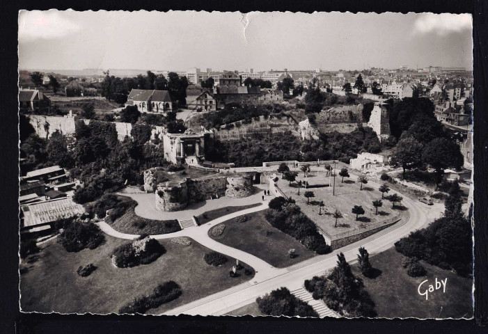 Vues d'ensemble : (n°164 à 196, 281 à 282) Porte principale (n°197 à 213) Le pont levis (n°214 à 218) Porte dite de secours (n°219 à 261) Caserne Lefèvre (n°262 à 267) Chapelle Saint-Georges (n°268 à 278) Ancienne cour de justice (n°279 à 280)