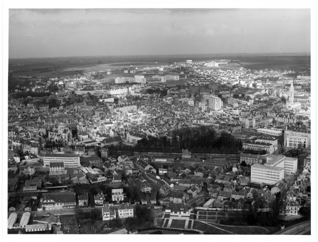 Vue aérienne du centre ancien de Caen avec l'université en arrière plan (photo n°154)