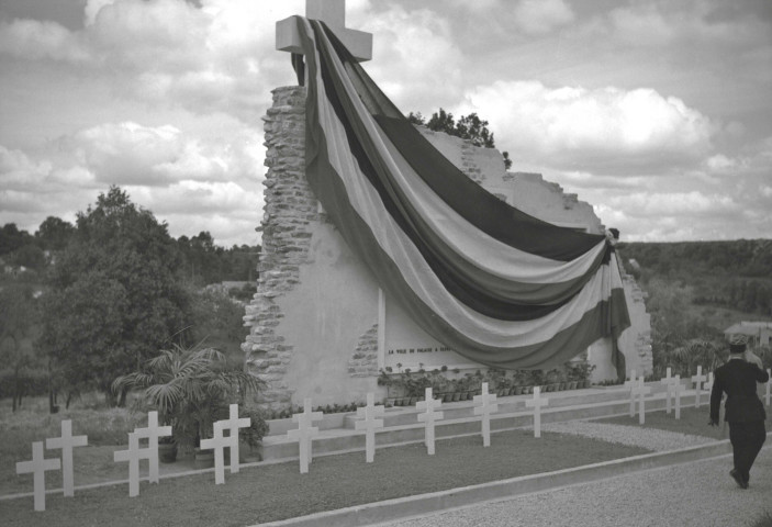 Inauguration du monument aux morts commémorant les 350 civils morts pendant les bombardements de 1944 (photos n°43 à 46)