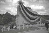 Inauguration du monument aux morts commémorant les 350 civils morts pendant les bombardements de 1944 (photos n°43 à 46)