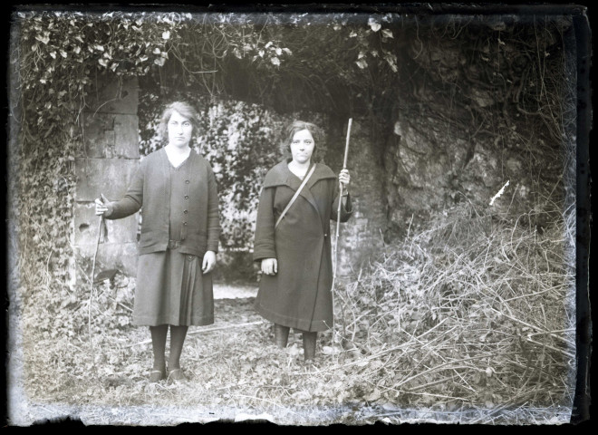 Promeneurs dans un bois enneigé et promeneuses (photos n°37 à 38)
