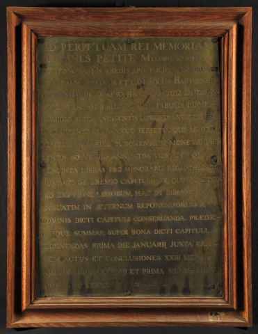Inscription, à la mémoire de Jean Petite, gravée sur une plaque de cuivre