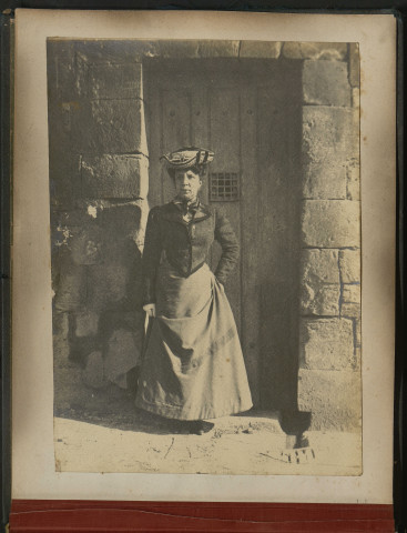 [Mme Devaux et le frère Devaux] (page 99, photos 100 et 106).