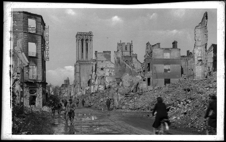 34 - Rue Saint-Jean en ruines aux abords du magasin "La Gavotte".