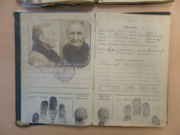 Passeports anthropométriques avec photographie d'identité et empreintes digitales d'une femme