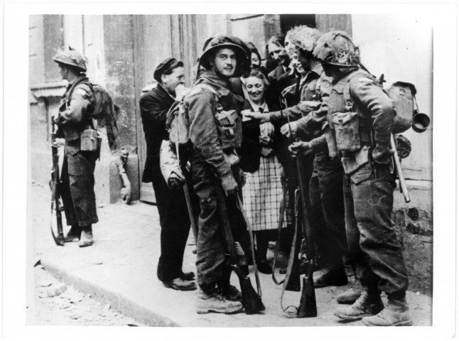 Soldats et population, 43 rue Caponière [photo n°46]