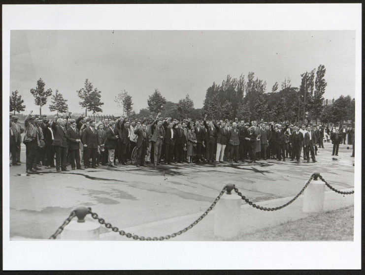 Photographie d'un groupe de manifestants.