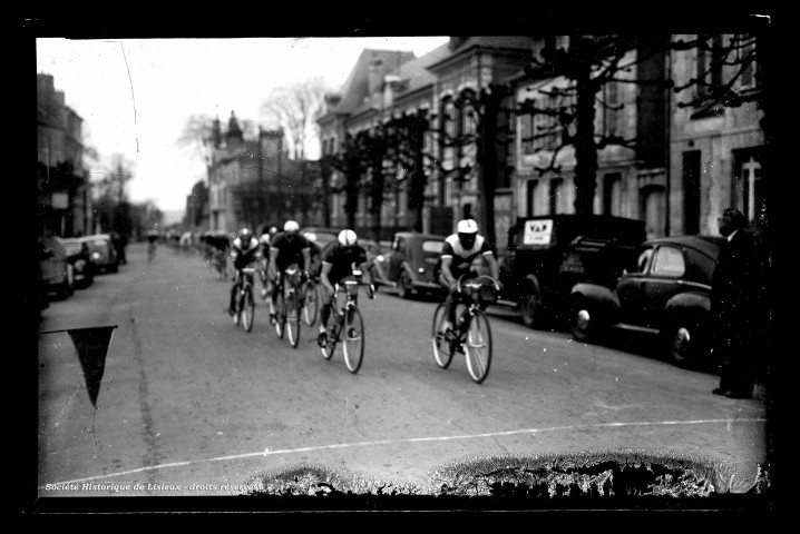 Course cycliste à Lisieux (photos n°1704 à 1706)