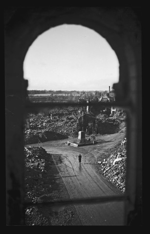 Place Dumont d'Urville de Condé-sur-Noireau en ruines (photos n°152 à 156).