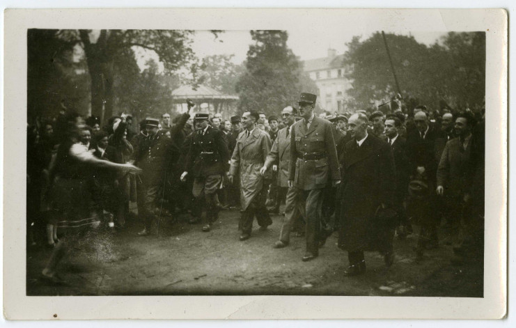 Une foule en liesse accueille le Général de Gaulle.