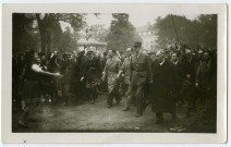 Le Général De Gaulle à Caen, place de la République, le 8 octobre 1944. De gauche à droite : Léonard Gille (président du comité de libération), Henry Bourdeau de Fontenay (commissaire régional officiel de la République à Rouen), De Gaulle, Pierre Daure (préfet) (photo n°3).