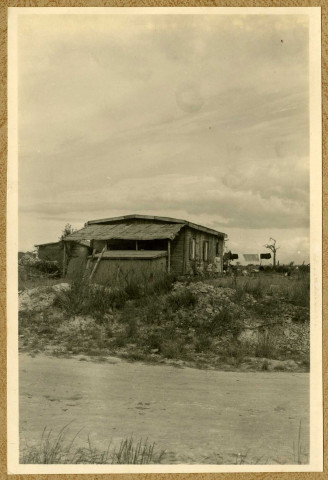 Baraquements provisoires en bois : "tonneau" (en demi-lune) et baraque en bois (photos 6 et 26).