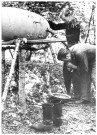 Un vieux réservoir sert à distribuer de l'eau aux soldats (photo 91)