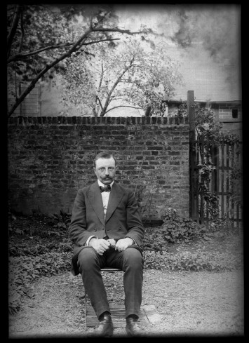 Ce portrait a été réalisé au domicile de ses parents dans le jardin. Henri Vautorte est reconnaissable à sa moustache proéminente.
