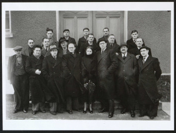 Photographie d'un groupe de personnes posant en extérieur