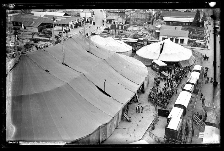 Le cirque Bouglione sur la place Thiers (photos n°909, 912, 925, 774 à 775, 779; 781 à 783 et 1189)