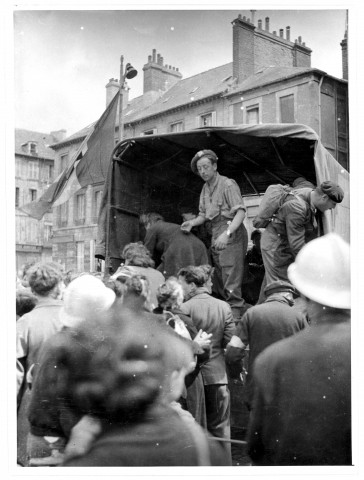 Evacuation de la population par camion, place du lycée [photo n°43]