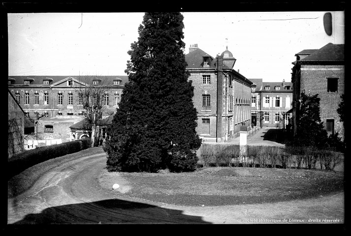 L'hôpital-hospice a été modernisé (photos n°698 à 701)