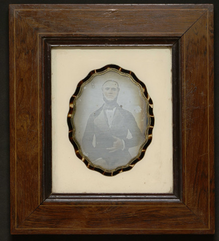 Deux daguerréotypes représentant Jean Frédéric Désiré Planque (Pont-L'Evêque 1809-Pont-L'Evêque1881), secrétaire de mairie pendant plus de 50 ans ainsi que sa femme, Delphine Ariane Ermenoult (1811-Pont-L'Evêque 1882) avec son fils Georges Frédéric Robert Planque (21 janvier 1841-9 août 1913)