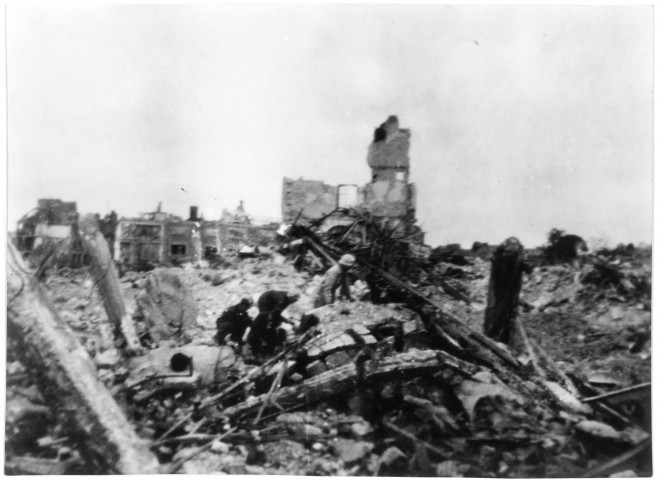 L'équipe d'urgence cherchent des victimes sous les décombres. (Caen ?) [photo n°25]