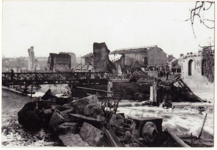 Lisieux en ruines après les bombardements