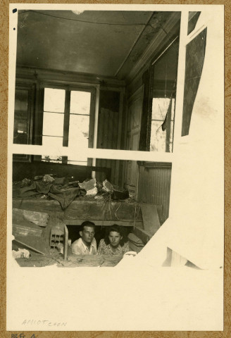 Maison bombardée : un homme et une femme abrités sous un plancher (photo 1).