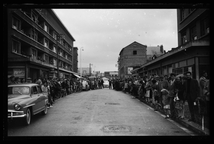 Course cycliste à Lisieux : départ des minimes (photos n°6930 et 6931)