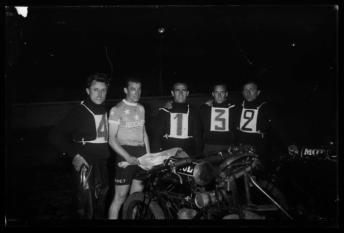 Course cycliste nocturne au vélodrome de Lisieux (photos n°8463 à 8466)