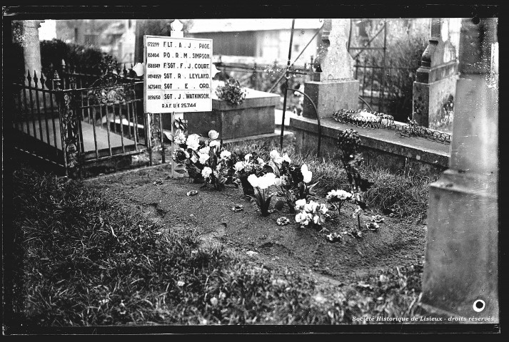 Tombe de 6 soldats anglais de la R.A.F. à Piencourt (photos n°910 et 913)