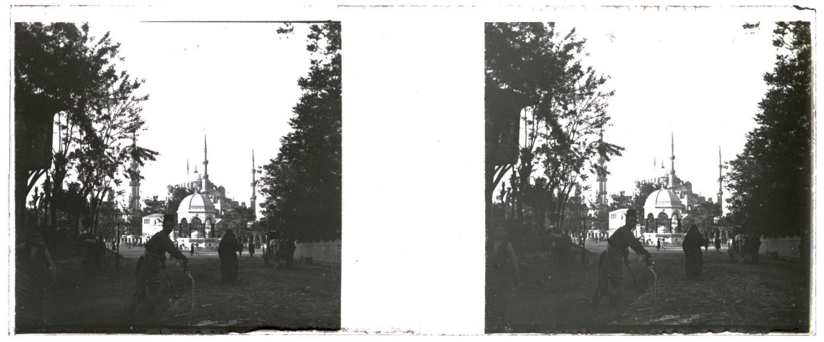 Turquie, Istanbul (Constantinople) : vues générales, Bosphore, ville, port, mosquée Sainte-Catherine, tours, fortifications, architecture, obélisque, arc de triomphe, rues, villas, mosquée, avec personnages, locaux