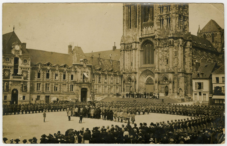 Caserne Bertin et ses réservistes (ancienne filature et maison du peuple) (n°1550 à 1551, 1564), caserne Delaunay (n°1552), Tour des anciens remparts (n°1553), cérémonie militaire (n°1561, 1626 à 1629), Tour XVIe (n°1581)