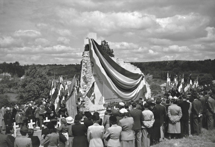 Inauguration du monument aux morts commémorant les 350 civils morts pendant les bombardements de 1944 (photos n°43 à 46)