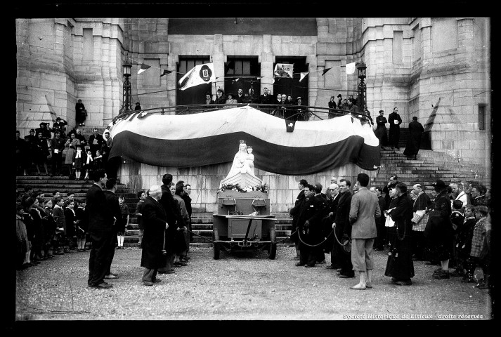 Procession derrière la statue de Notre-Dame-de-Boulogne (photos n°606 à 624, 722 à 736)