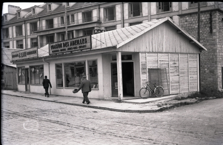 Commerçants, commerces et stands de foire à Falaise (dont baraquements provisoires de la Reconstruction) (photos n°385 à 402, 404)