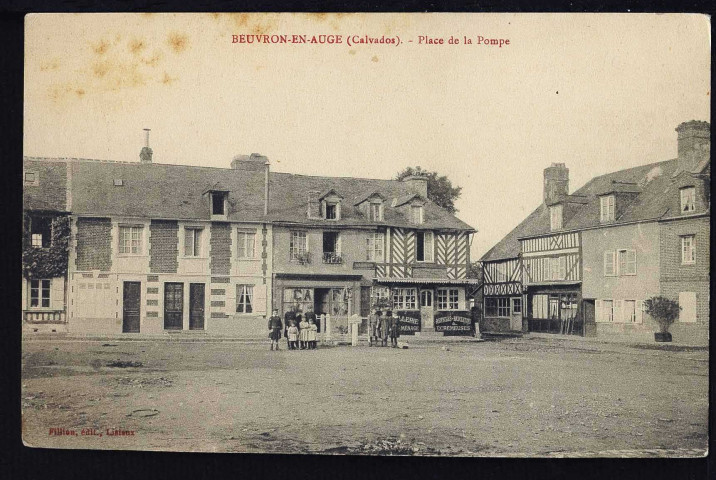 Beuvron-en-Auge : Place de la Pompe (n°1) ; Manoir de Beuvron (n°2 - 3) ; Vieilles maisons normandes (n°4)