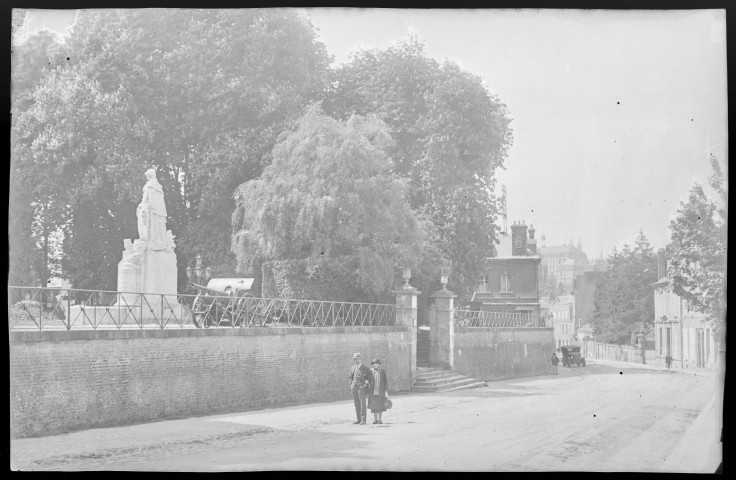 Lisieux : jardin de l'évêché, banque, poste, cathédrale, carmel, collections et documents anciens exposés, centre ville, maisons anciennes à pans de bois, commerces, église Saint-Jacques, gare du Grand Jardin, hôtel Le Mercier, vues, Poste, jardin, place Le Hennuyer, rivières dont la Touques, collège de jeunes filles, châteaux, manoirs, Halle au beurre, monument aux morts, buffet de la gare (photos n°1 à 113)