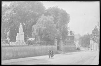 Lisieux : jardin de l'évêché, banque, poste, cathédrale, carmel, collections et documents anciens exposés, centre ville, maisons anciennes à pans de bois, commerces, église Saint-Jacques, gare du Grand Jardin, hôtel Le Mercier, vues, Poste, jardin, place Le Hennuyer, rivières dont la Touques, collège de jeunes filles, châteaux, manoirs, Halle au beurre, monument aux morts, buffet de la gare (photos n°1 à 113)