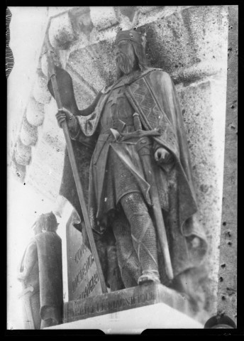 Statue de Robert le Magnifique sur le socle de la statue de Guillaume le Conquérant à Falaise (plaques n°3; 11; 16)
