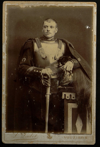 Portrait de Louis Lefèvre en uniforme militaire, par le photographe L. Ladot (rue de Condé à Vouziers) (photo n°1)